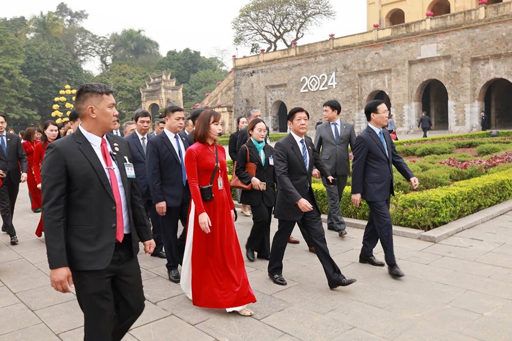 Vietnamese And Philippine Presidents Tour Thang Long Imperial Citadel