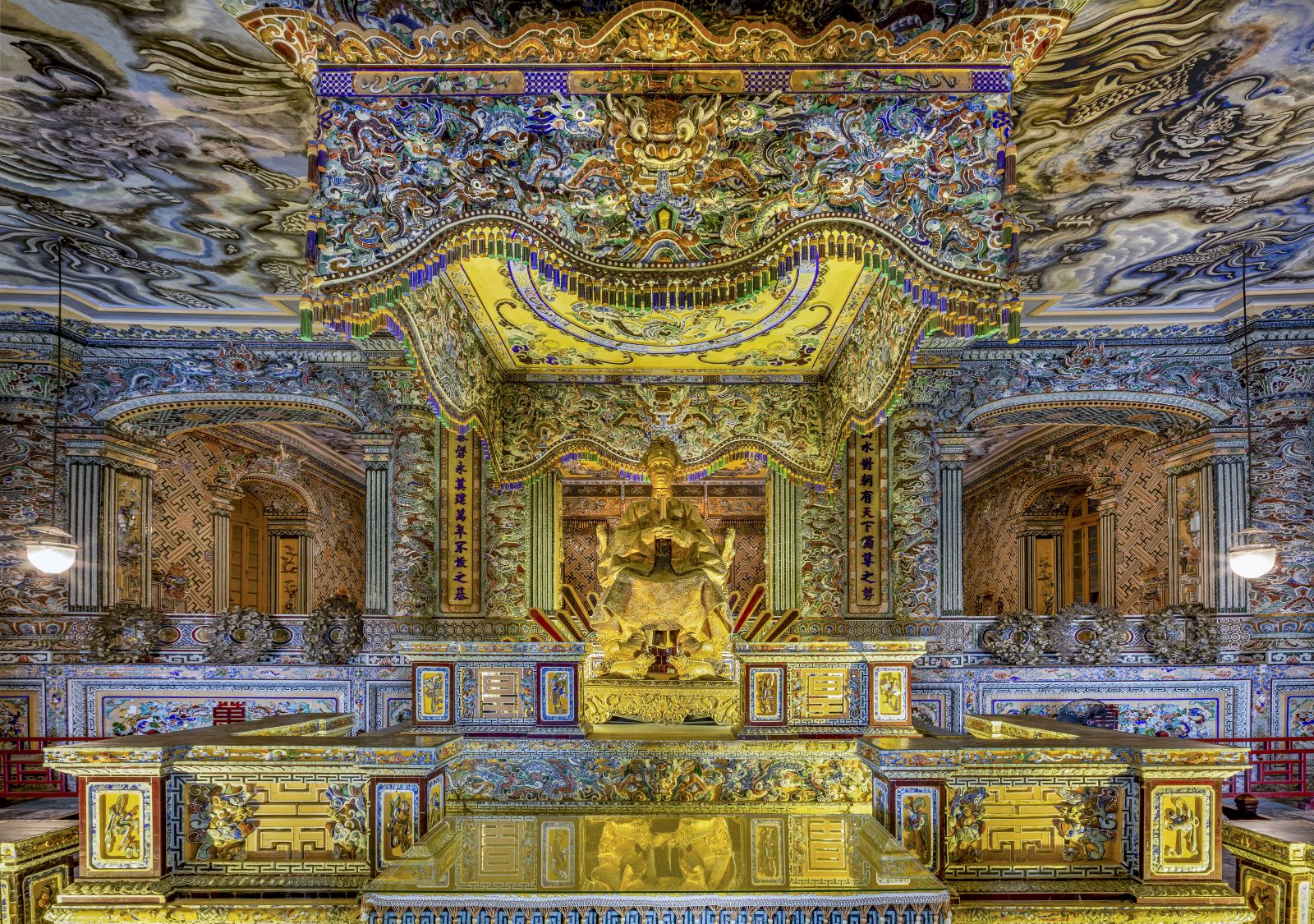 https://images.vietnamtourism.gov.vn/en//images/2021/hue.ungmausoleum1.jpg