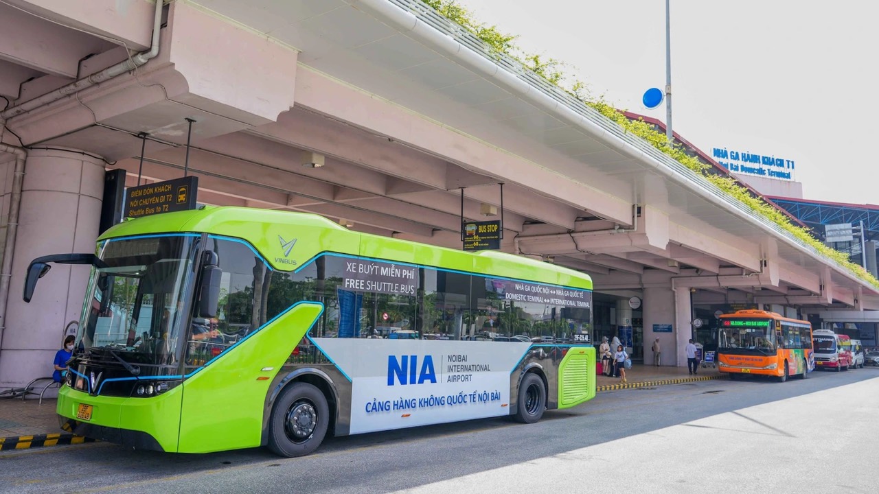 Free bus rides back and forth to Terminals T1 and T2 of Noi Bai International Airport