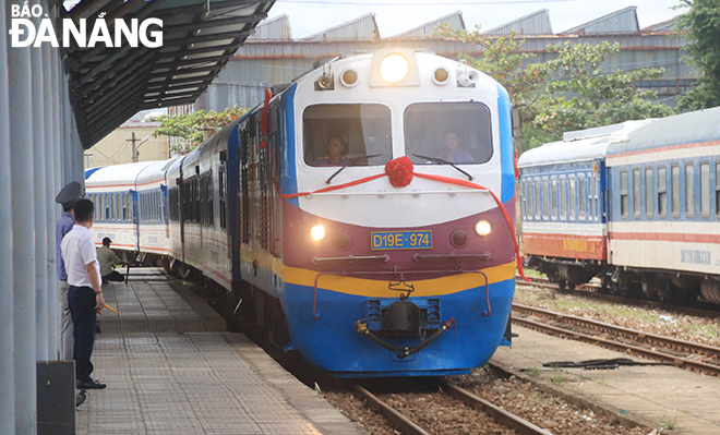 Da Nang Station welcomes first high-quality train from Ha Noi - Viet ...