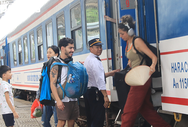 Da Nang Station welcomes first high-quality train from Ha Noi - Viet ...
