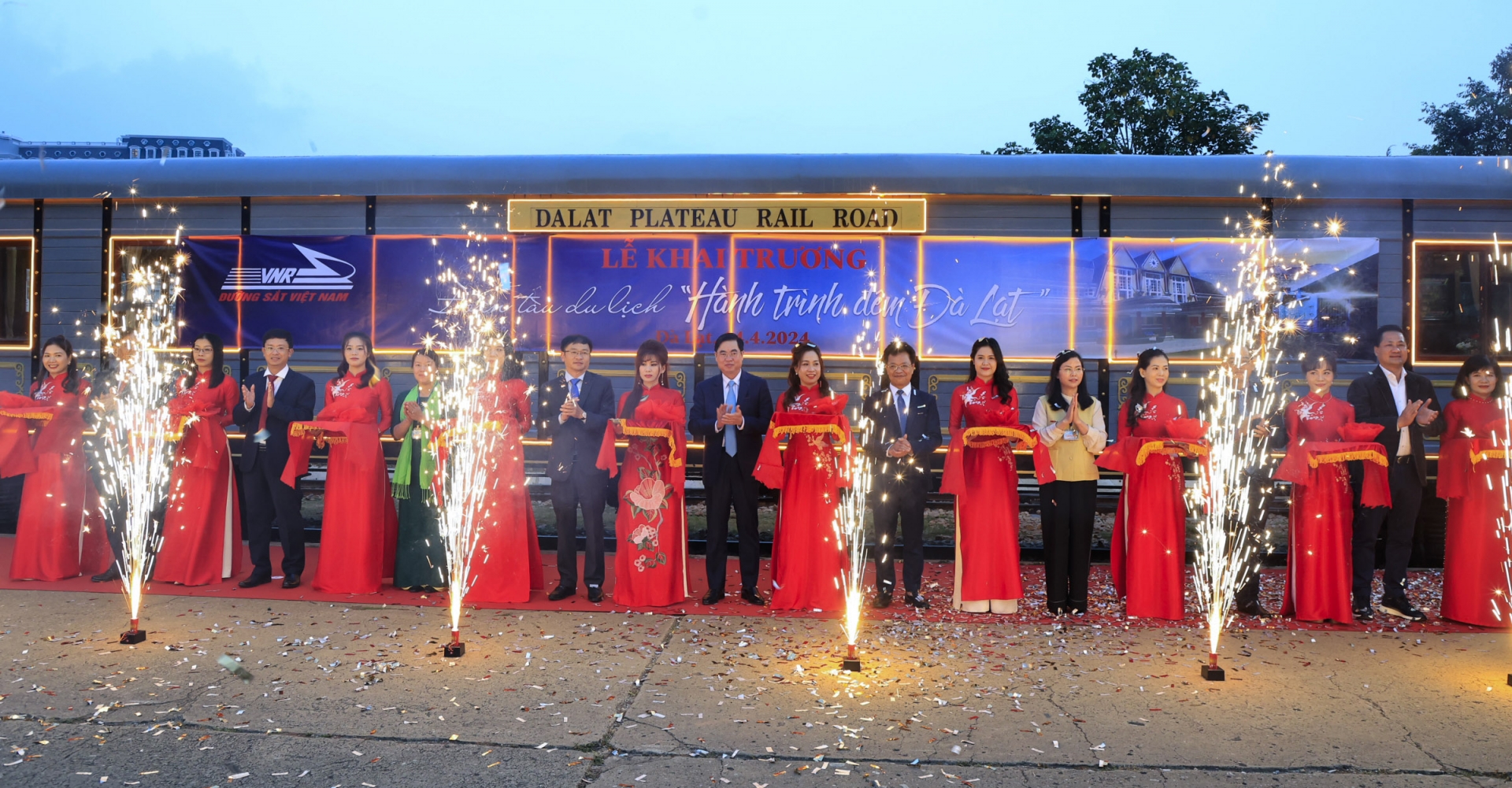 Da Lat Station officially operates night tourist trains - Viet Nam ...