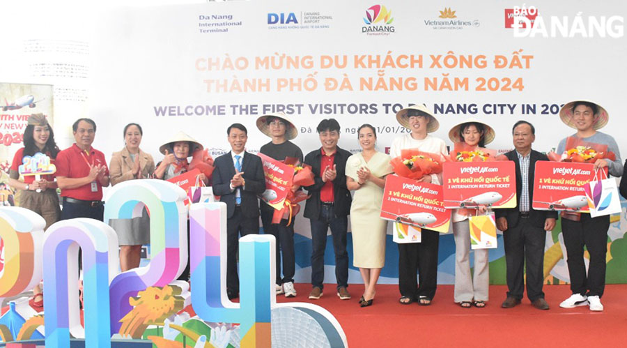 Da Nang Welcomes First Visitors Of The New Year - Viet Nam National ...