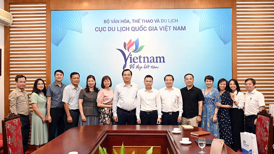VNAT and FIS shake hands to promote Vietnam tourism image
