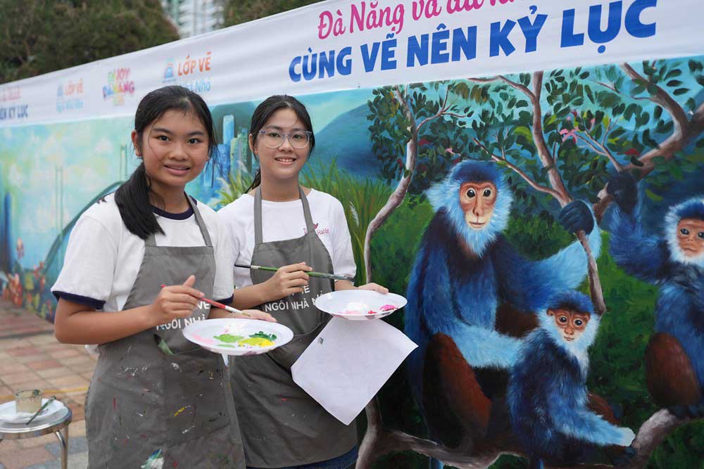 Da Nang: People and tourists together paint the longest painting in ...