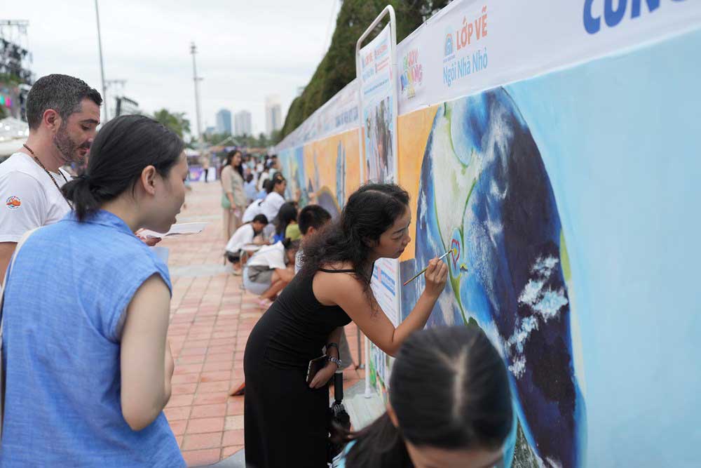 Da Nang: People and tourists together paint the longest painting in ...
