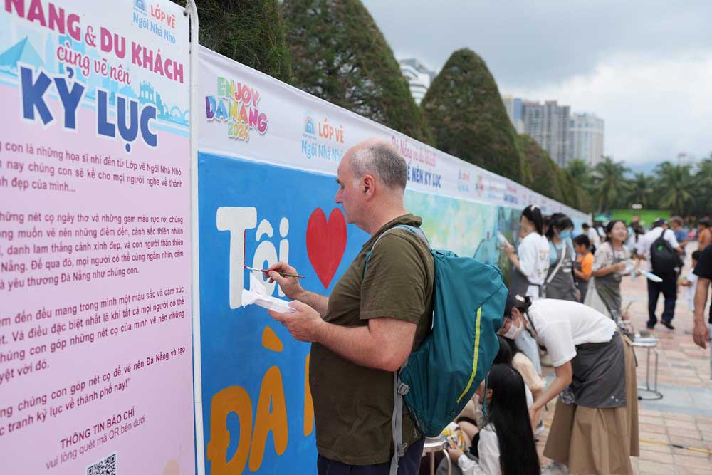 Da Nang: People and tourists together paint the longest painting in ...