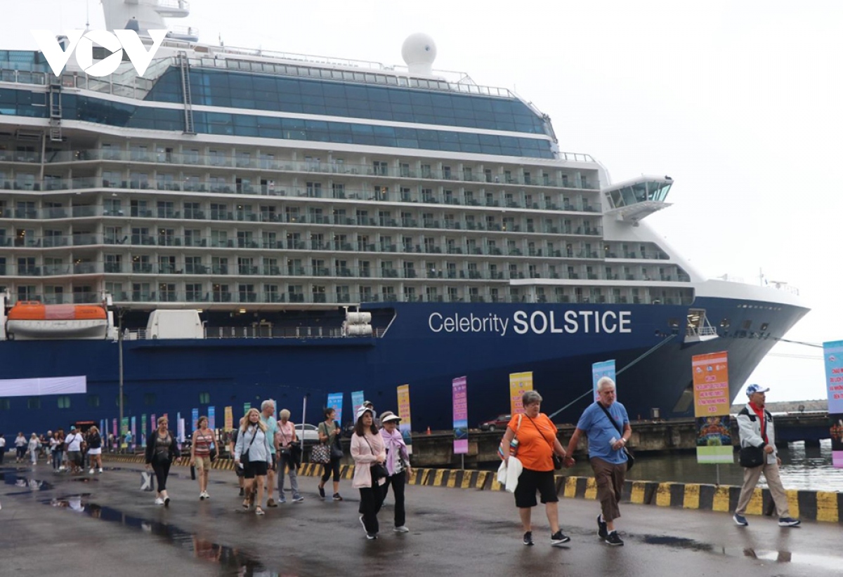 International cruise ship Celebrity Solstice brings 3,000 tourists to ...