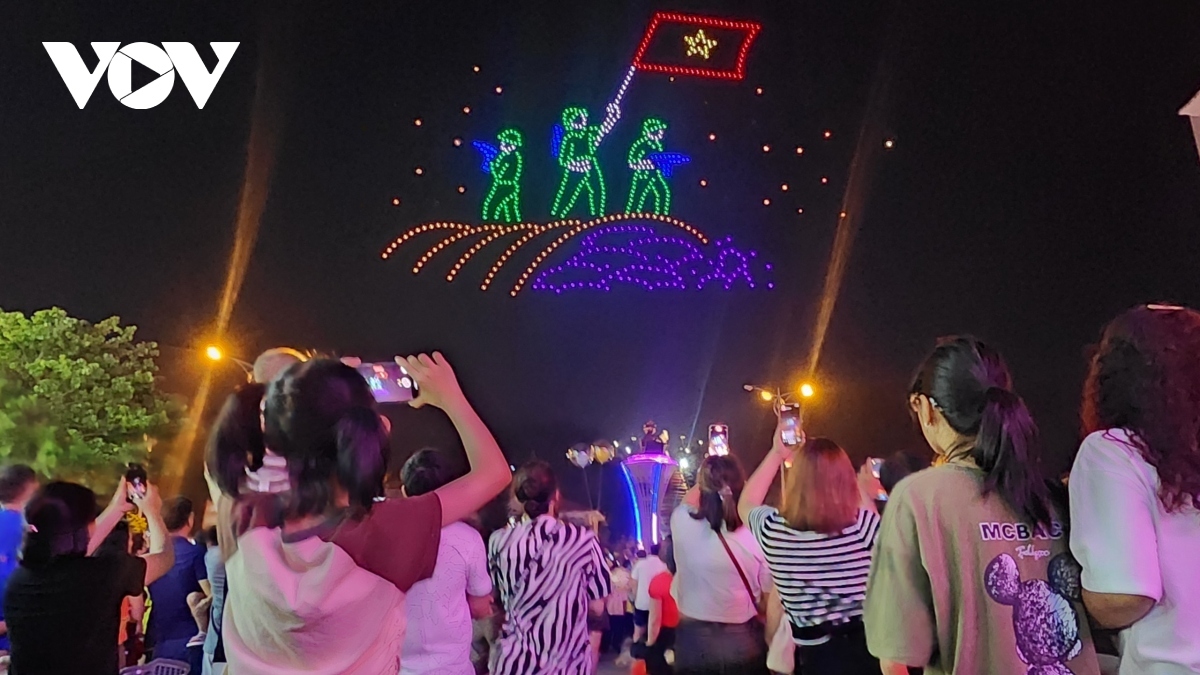 Drone show lights up Dien Bien Phu skies ahead of Victory Day ceremony