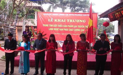 https://images.vietnamtourism.gov.vn/vn//images/0-Trung-tam-gioi-thieu-sp-lua-Van-Phuc.jpg