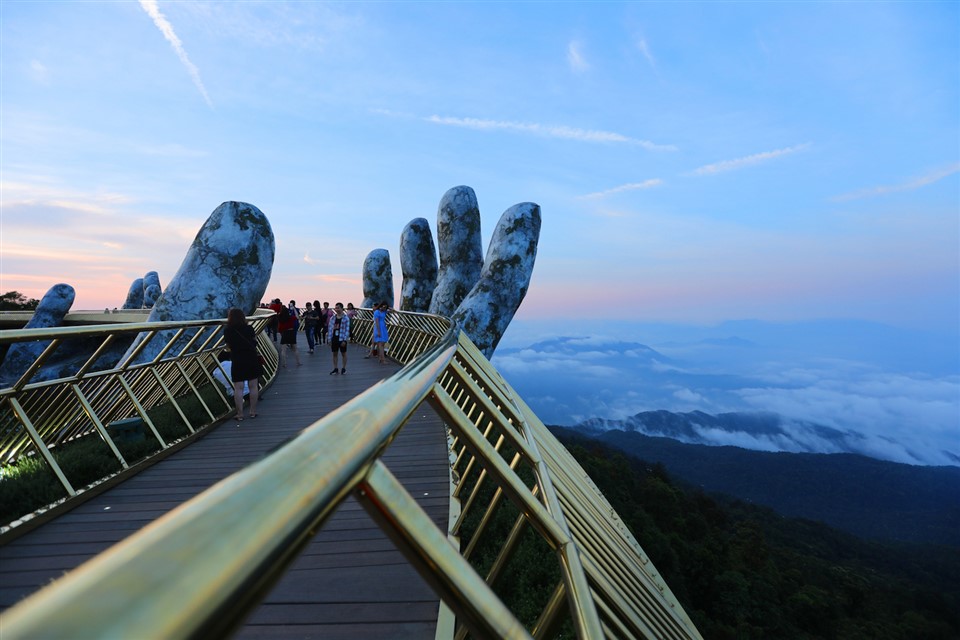 When the sky is clear, this brilliant yellow strip stands out against the green of the clouds and rainforest.