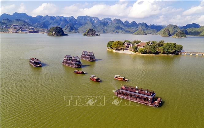 KHÁCH THAM QUAN NGỒI DU THUYỀN CHIÊM NGƯỠNG PHONG CẢNH THIÊN NHIÊN YÊN BÌNH
