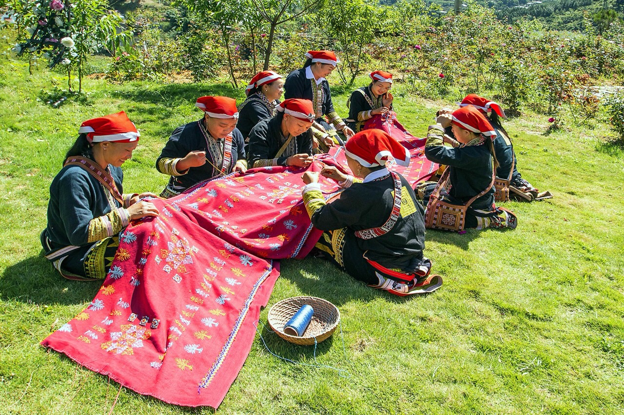 https://images.vietnamtourism.gov.vn/vn//images/2021/thang_7/2207.danh_thuc_tiem_nang_du_lich_lang_nghe_o_lao_cai.jpg