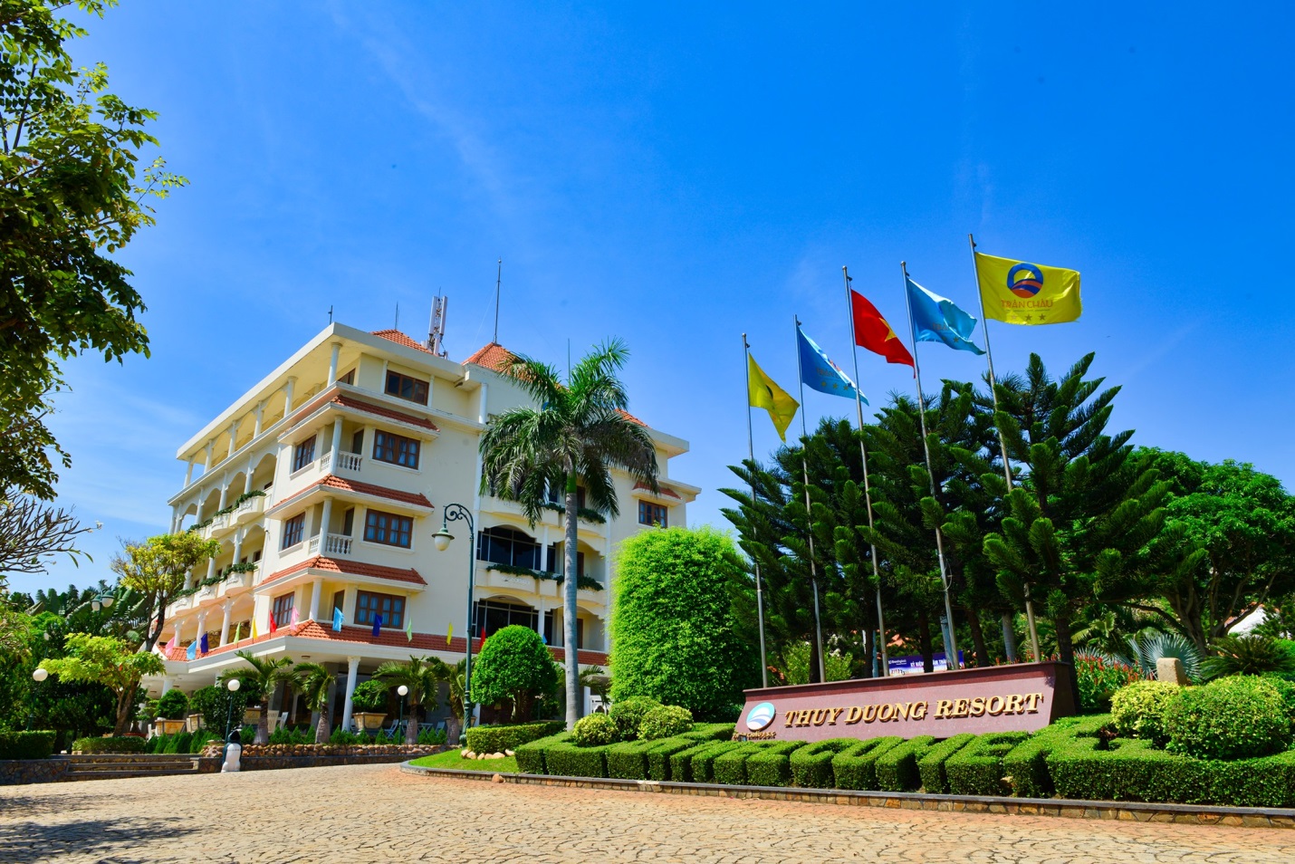 BÃI BIỂN THÙY DƯƠNG PHƯỚC HẢI VỚI CÁT TRẮNG VÀ LÀN NƯỚC TRONG XANH