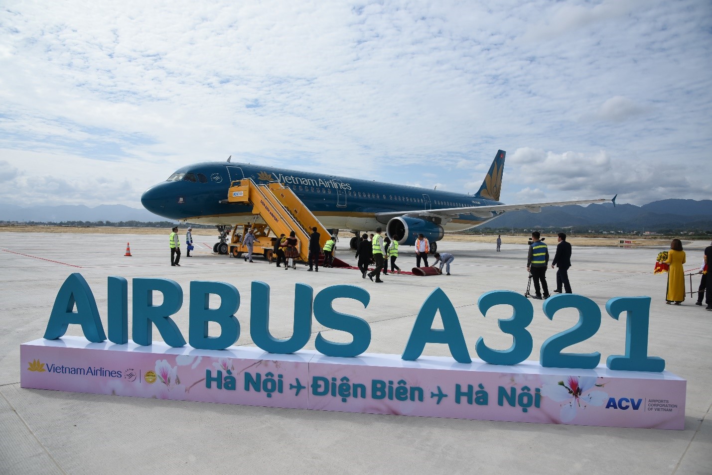 Vietnam Airlines khai trương đường bay Hà Nội - Điện Biên bằng máy bay Airbus A321