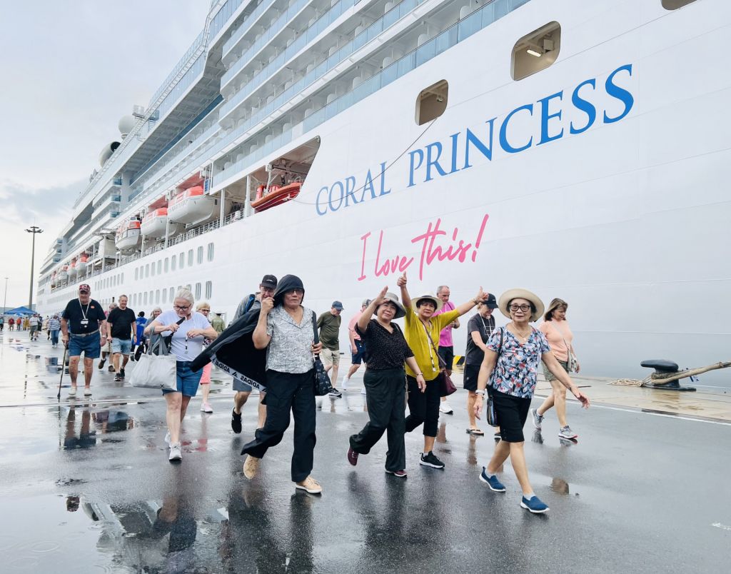 Tàu du lịch biển Coral Princess mang 2.300 khách đến Cảng quốc tế Cam Ranh, Khánh Hòa