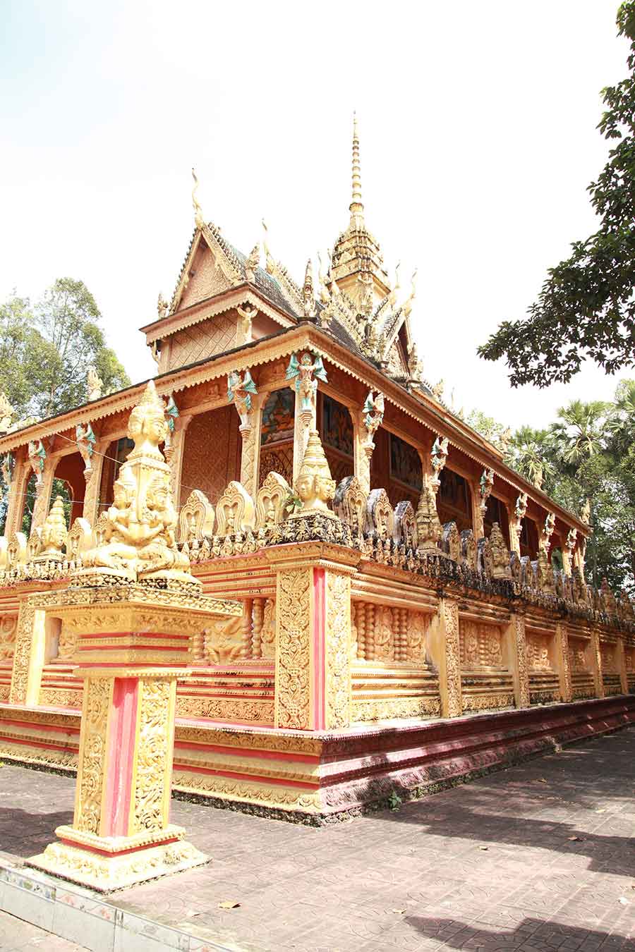 PHÙ ĐIÊU TINH XẢO TRÊN VÁCH CHÙA THỂ HIỆN ĐỜI SỐNG VĂN HÓA