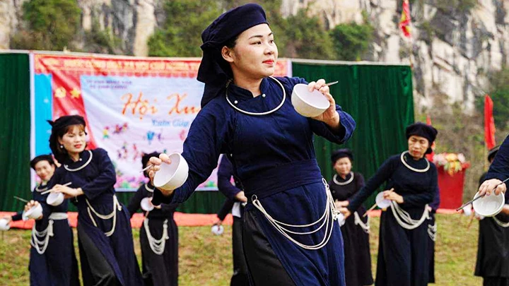 Bắc Kạn: Đưa múa bát thành “thương hiệu văn hóa”