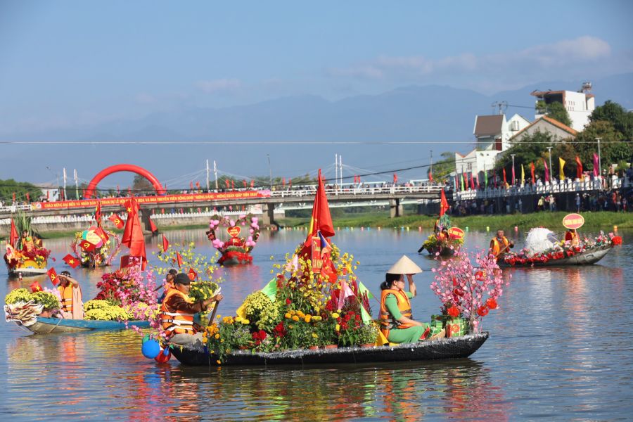 Không khí sôi động tại hội đua thuyền mừng xuân trên Sông Dinh - Ninh Hòa