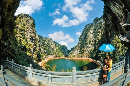 CỔNG VÀO ĐỘNG AM TIÊN MỞ CỬA ĐÓN DU KHÁCH THAM QUAN