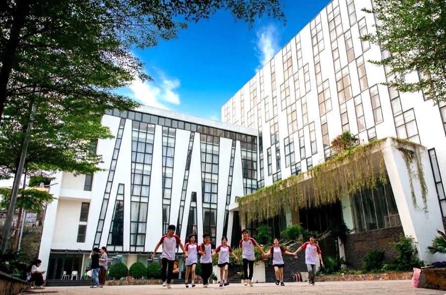 Dấu ấn riêng trong đào tạo quản trị du lịch từ định hướng đa ngành và hội nhập quốc tế