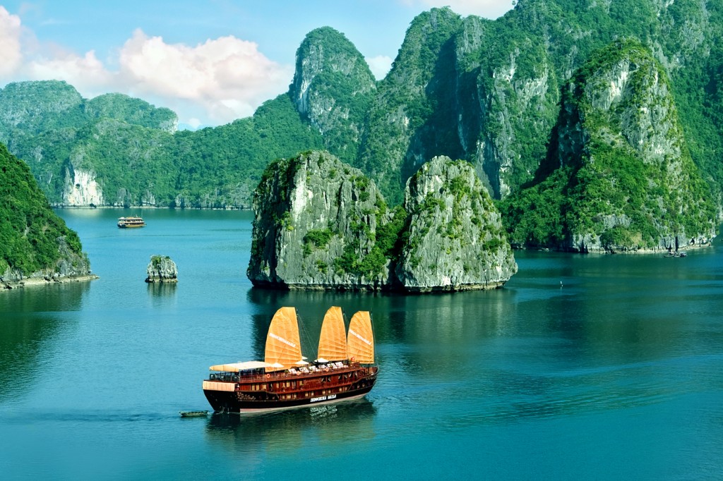Vịnh và mặt nước xanh