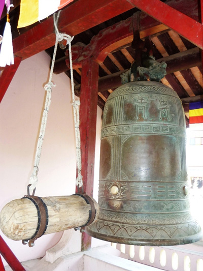 CHÙA THIÊN MỤ NẰM BÊN DÒNG SÔNG HƯƠNG VỚI KIẾN TRÚC CỔ KÍNH VÀ UY NGHIÊM