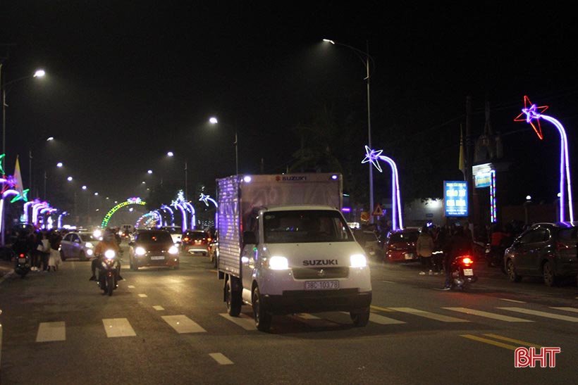 Vô vàn “cây nêu” điểm tô những con đường ở Nghi Xuân, Hà Tĩnh