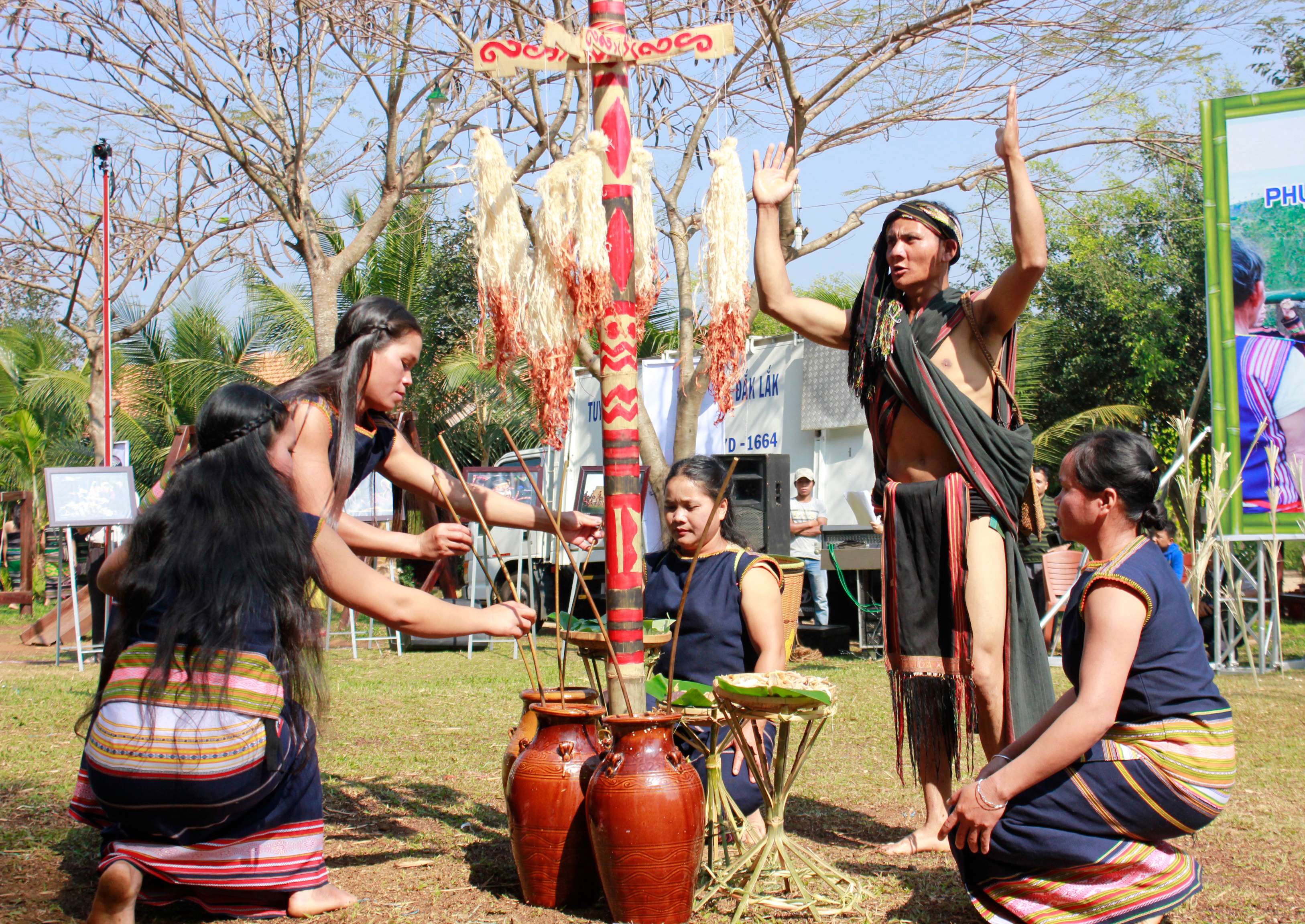 https://images.vietnamtourism.gov.vn/vn/images/2021/CNMN/Thang3/13.03._Kon_Tum_Tu_Mo_Rong_-_Bao_ton_va_phat_huy_di_san_van_hoa_truyen_thong.jpg