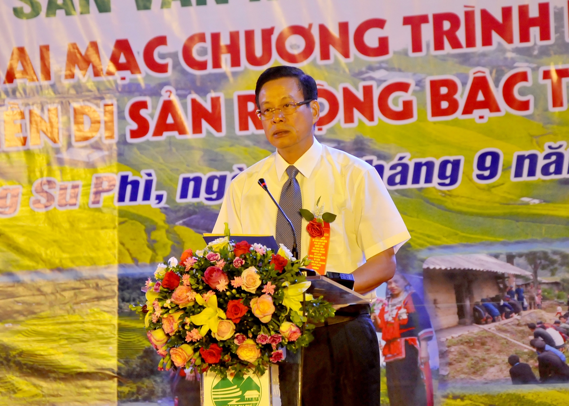 h-giang-khai-m-c-ch-ng-tr-nh-du-l-ch-qua-nh-ng-mi-n-di-s-n-ru-ng