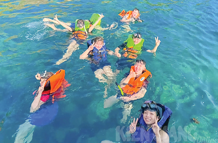 Vẻ đẹp quyến rũ của h&ograve;n Hai Bờ Đập - Ki&ecirc;n Giang