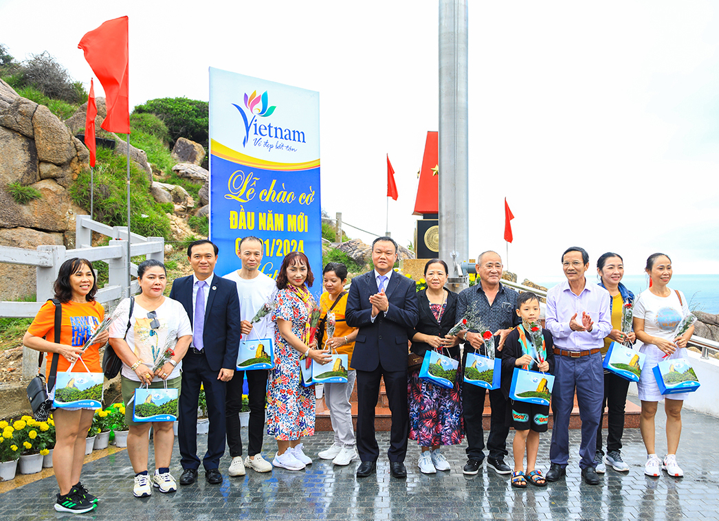 Phú Yên tổ chức chào cờ đầu năm và đón du khách đầu tiên