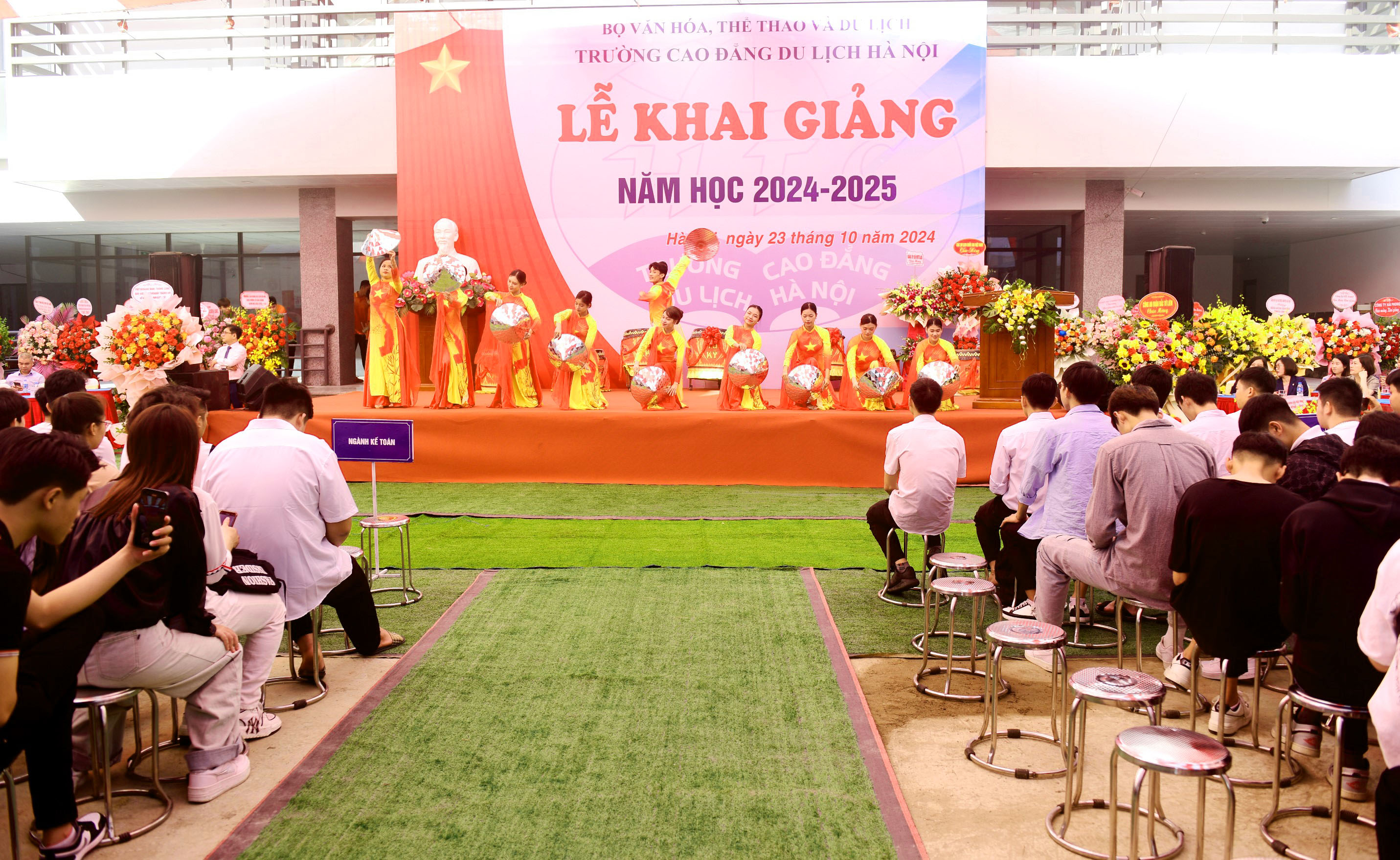 Trường Cao đẳng Du lịch Hà Nội khai giảng năm học mới