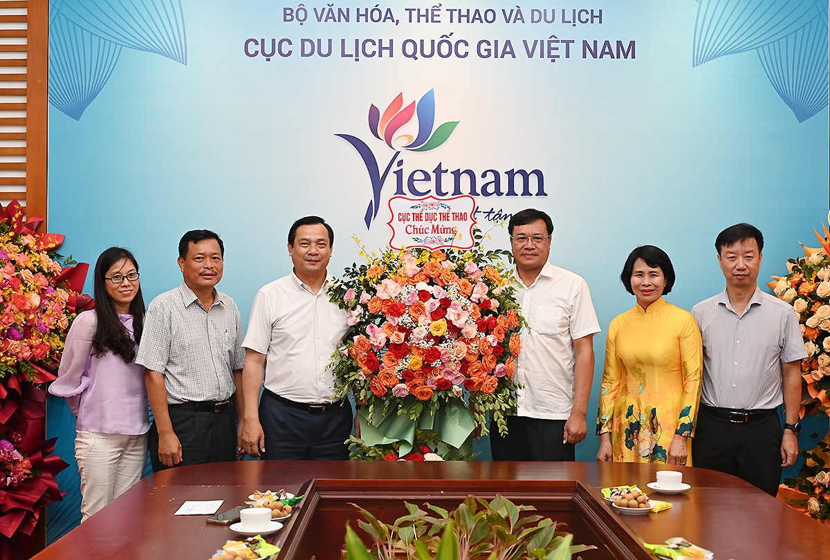 Nhiều đoàn khách chúc mừng Cục Du lịch Quốc gia Việt Nam nhân kỷ niệm 64 năm thành lập Ngành