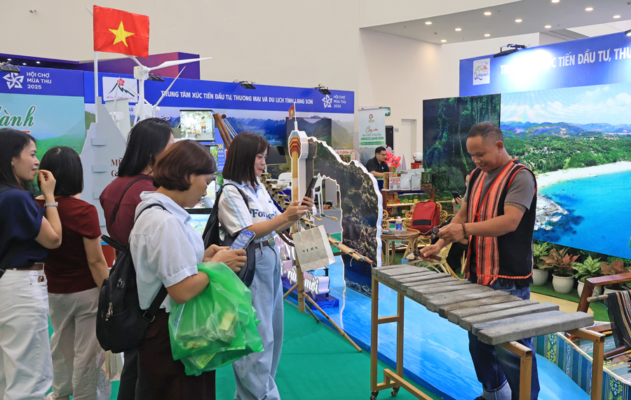 Du khách hào hứng trải nghiệm các sản phẩm du lịch, văn hóa tại Hội chợ mùa Thu 2025