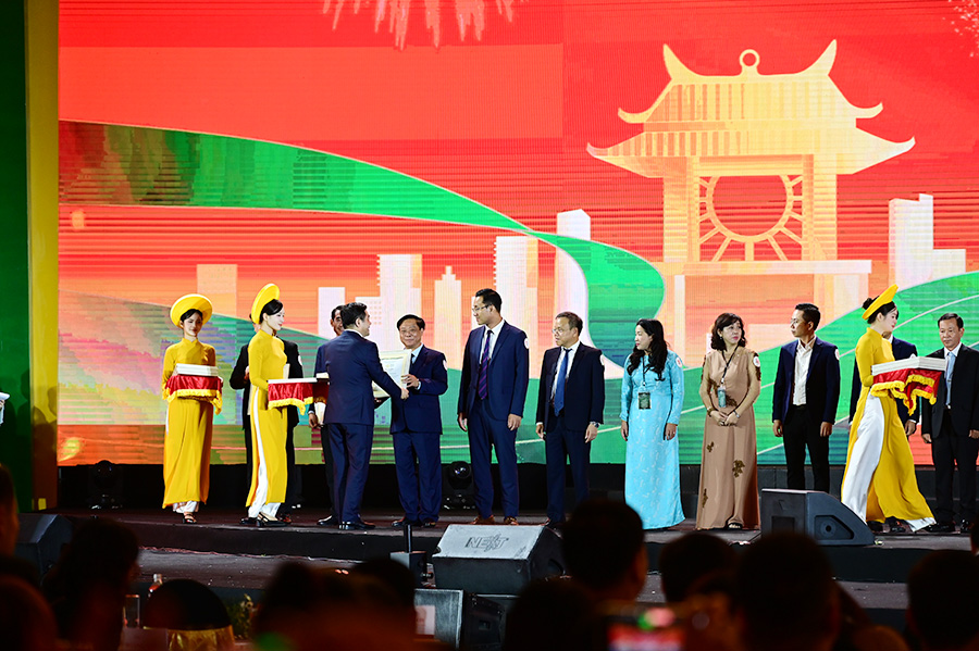 Cục Du lịch Quốc gia Việt Nam nhận giải thưởng “Không gian trưng bày tiêu biểu” tại Hội chợ mùa Thu 2025