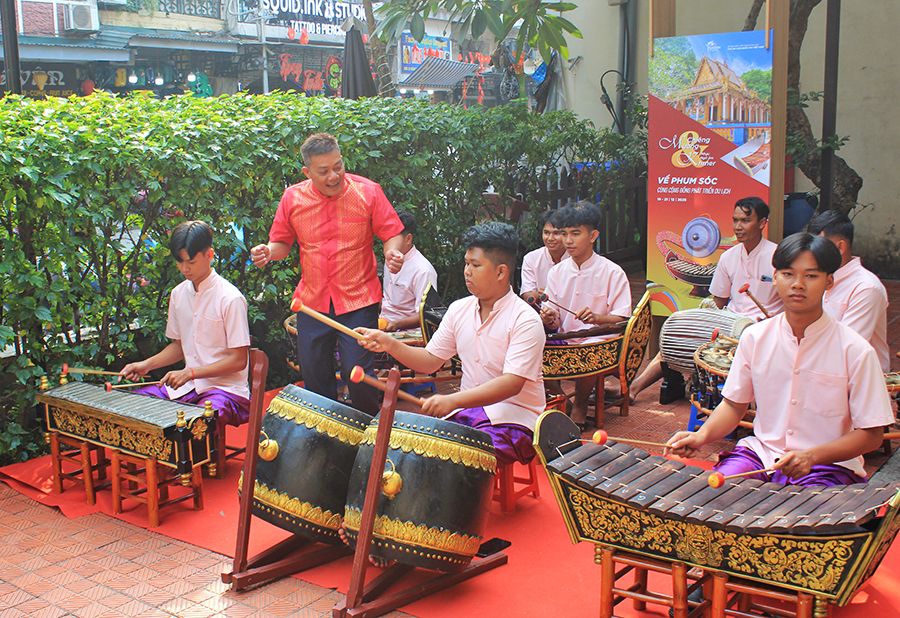 Người tâm huyết truyền dạy nhạc ngũ âm Khmer cho giới trẻ