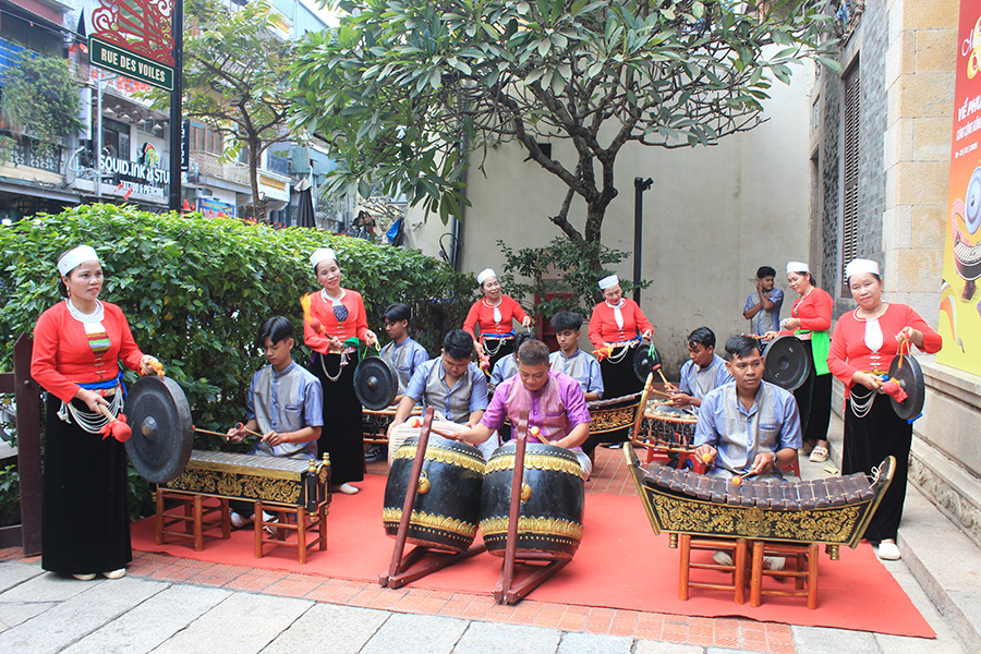 Rộn ràng tiếng chiêng Mường và ngũ âm Khmer giữa lòng Hà Nội
