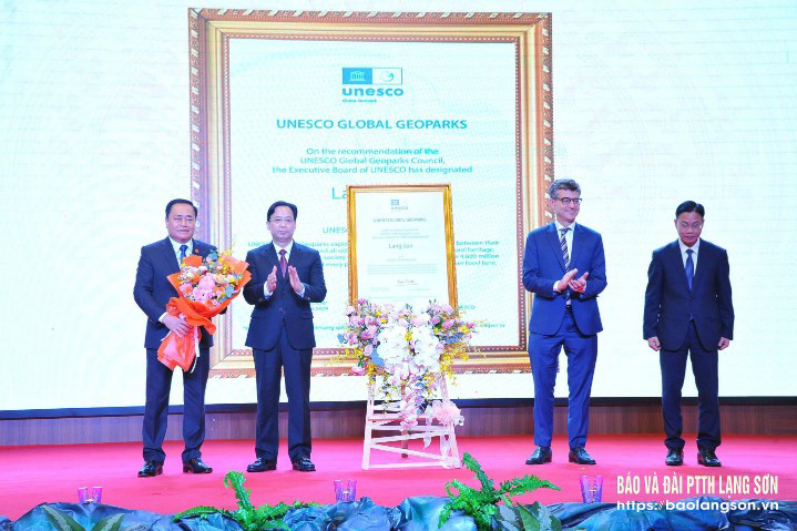 Lạng Sơn đón nhận Bằng công nhận Danh hiệu Công viên địa chất toàn cầu UNESCO