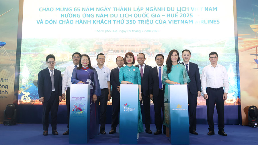 Vietnam Airlines đón hành khách thứ 350 triệu nhân kỷ niệm 65 năm thành lập ngành Du lịch Việt Nam
