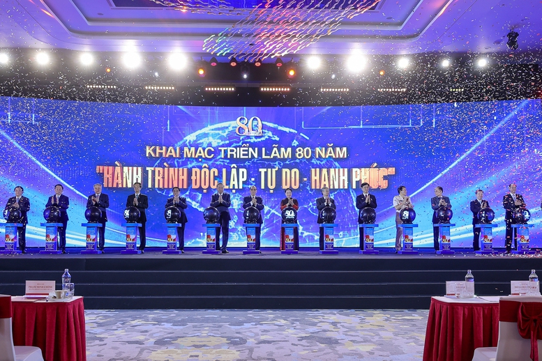 Khai mạc trọng thể Triển lãm thành tựu đất nước