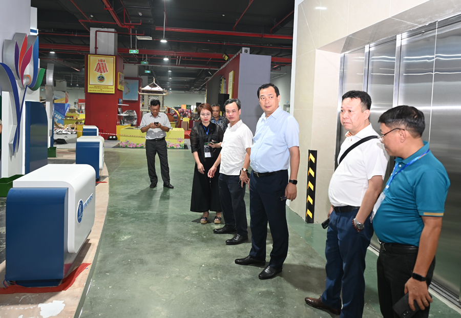 Cục trưởng Nguyễn Trùng Khánh kiểm tra công tác chuẩn bị trưng bày Du lịch Văn hóa tại Triển lãm A80