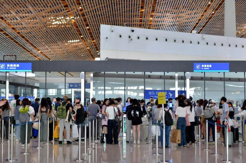 Trung Quốc áp dụng chính sách quá cảnh miễn visa 240 giờ với công dân Việt Nam