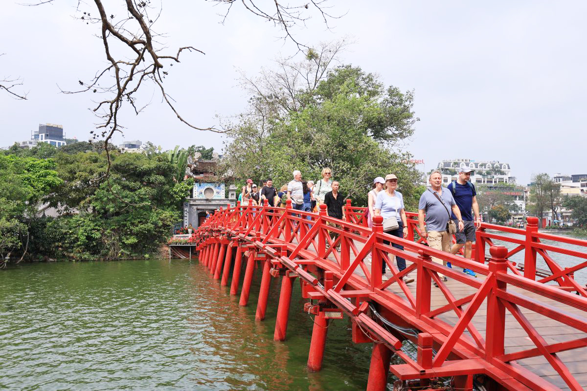 Ngành du lịch đón gần 14 triệu lượt khách quốc tế, châu Âu là điểm sáng tăng trưởng